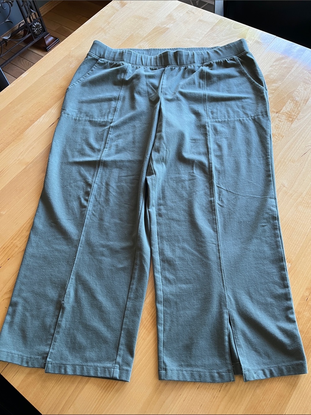 Wide-Leg Cropped short pants in Sage Green